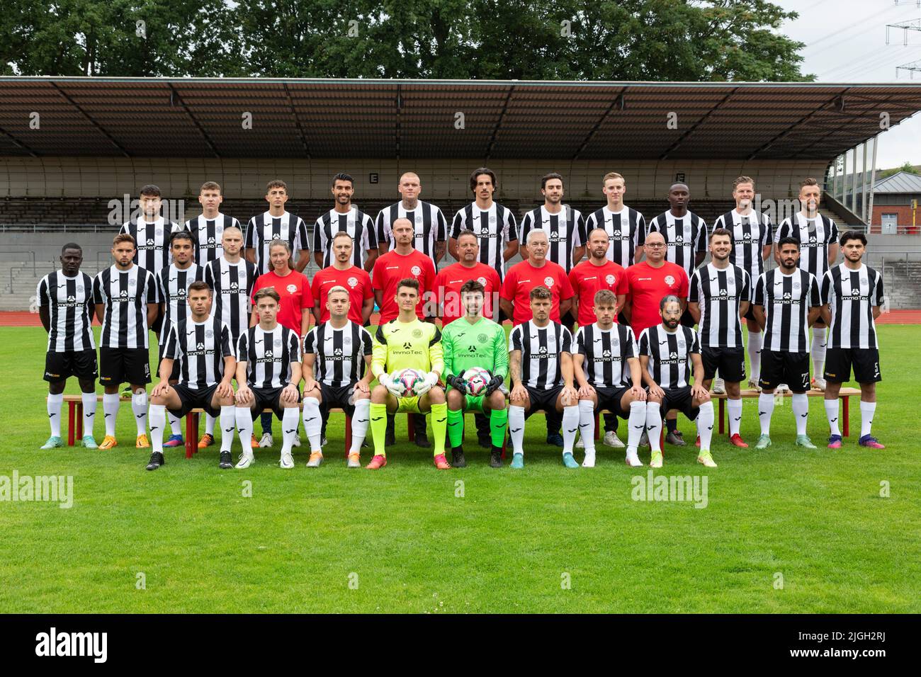 Football, Ligue régionale Ouest, 2022/2023, SG Wattenscheid 09, Stade Lohrheide, Appuyez sur photo, Media Day, team shot, row3f.l.n. Semih Koese, Calvin Kueper, Mike Lewicki, Jeffrey Malcherek, Dennis Lerche, Kian Licina, Timm Esser, Frederick Wiebel, Mohamed Cisse, Norman Jakubowski, Marvin Schurig, row2f.l.n. Omar Jessey, Niko Bosnjak, Abid Yanik, Nico Lucas, kitwoman Kerstin Twardy, Physiothérapeute Marcel Eicker, entraîneur adjoint Timo Janczak, entraîneur-chef Christian Britsco, entraîneur de gardien de but Ralf Brand, entraîneur-adjoint Alexander Schreier, juge-arbitre Andrée Terstegge, Burak Yerli, Ere Ye Banque D'Images