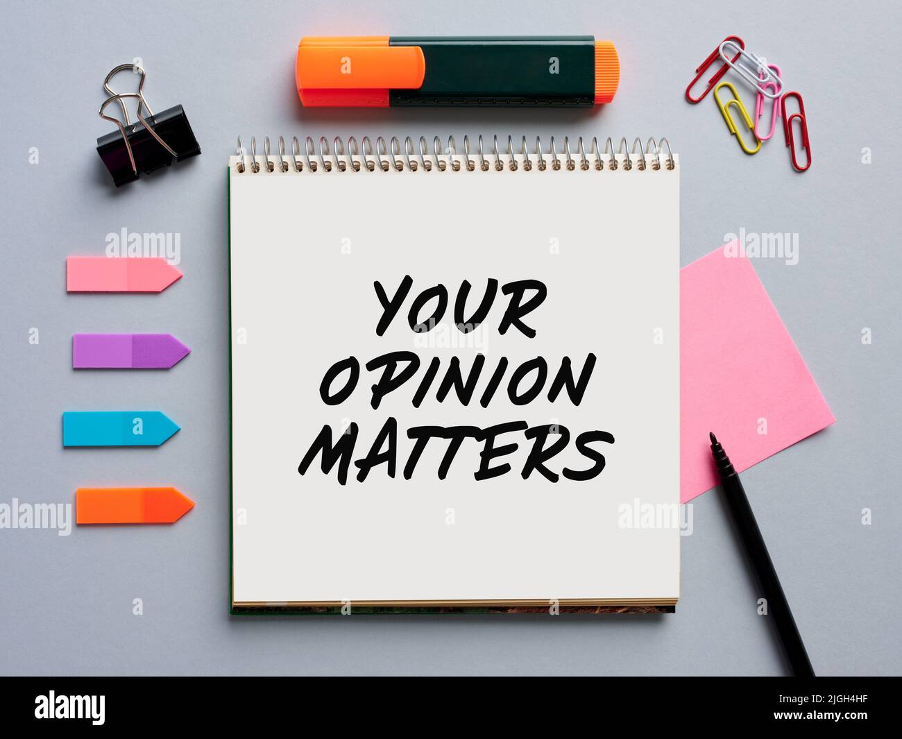 L'expression votre opinion compte sur un ordinateur portable sur un bureau. Concept d'évaluation des commentaires des clients du marketing d'entreprise. Banque D'Images