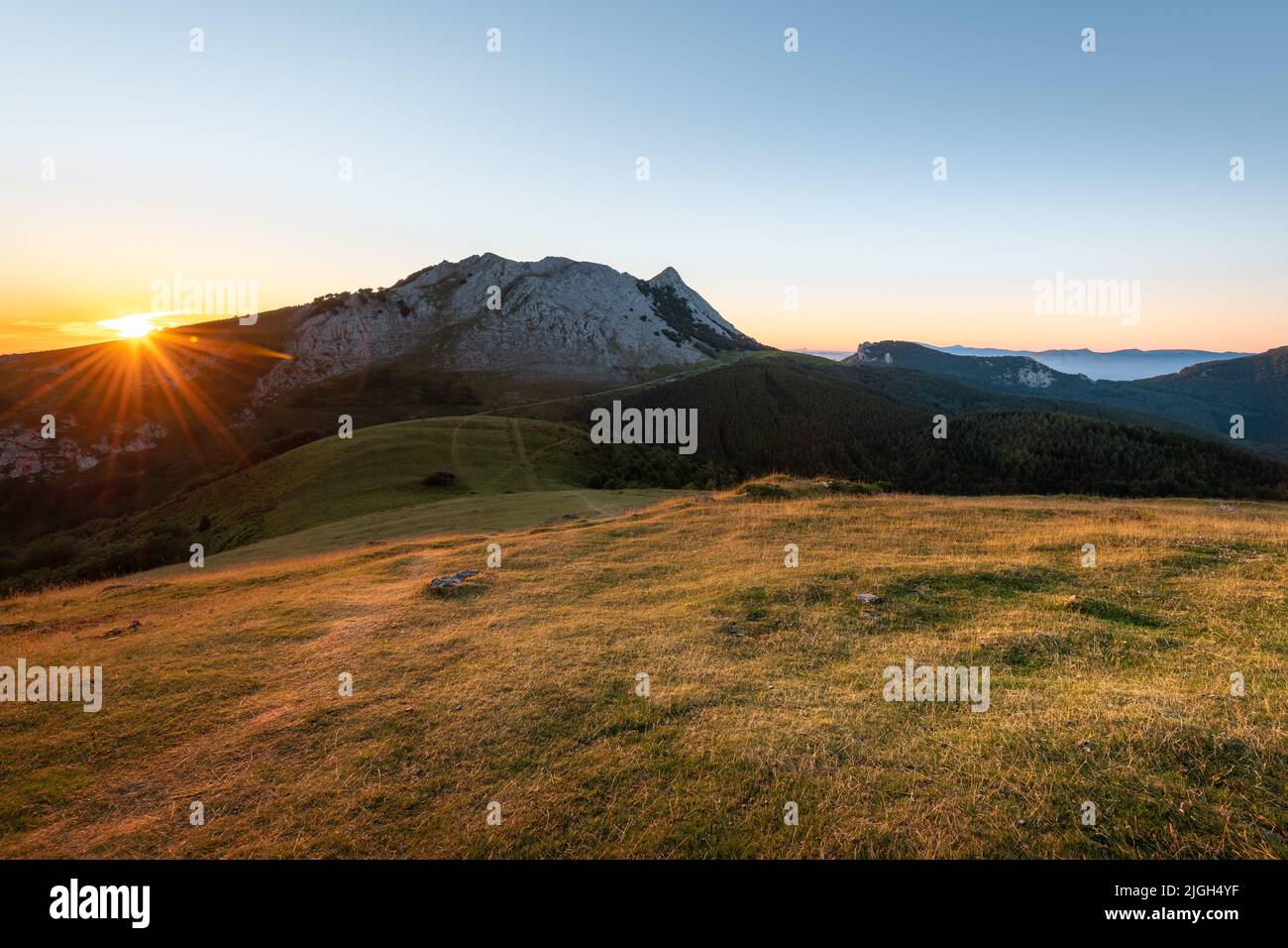 Lever de soleil de la montagne Urkiolamendi, pays Basque, Espagne Banque D'Images