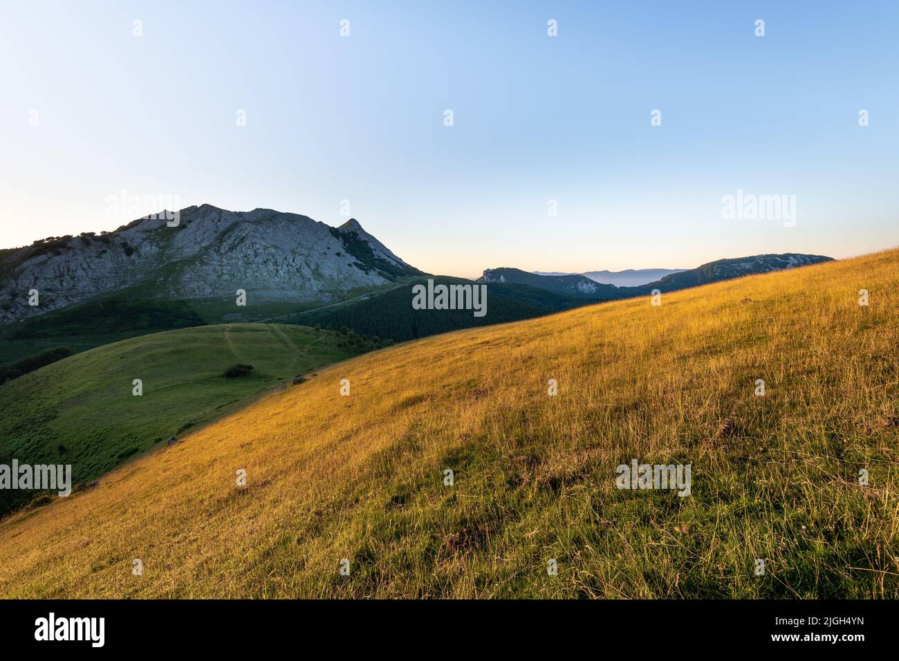 Lever de soleil de la montagne Urkiolamendi, pays Basque, Espagne Banque D'Images