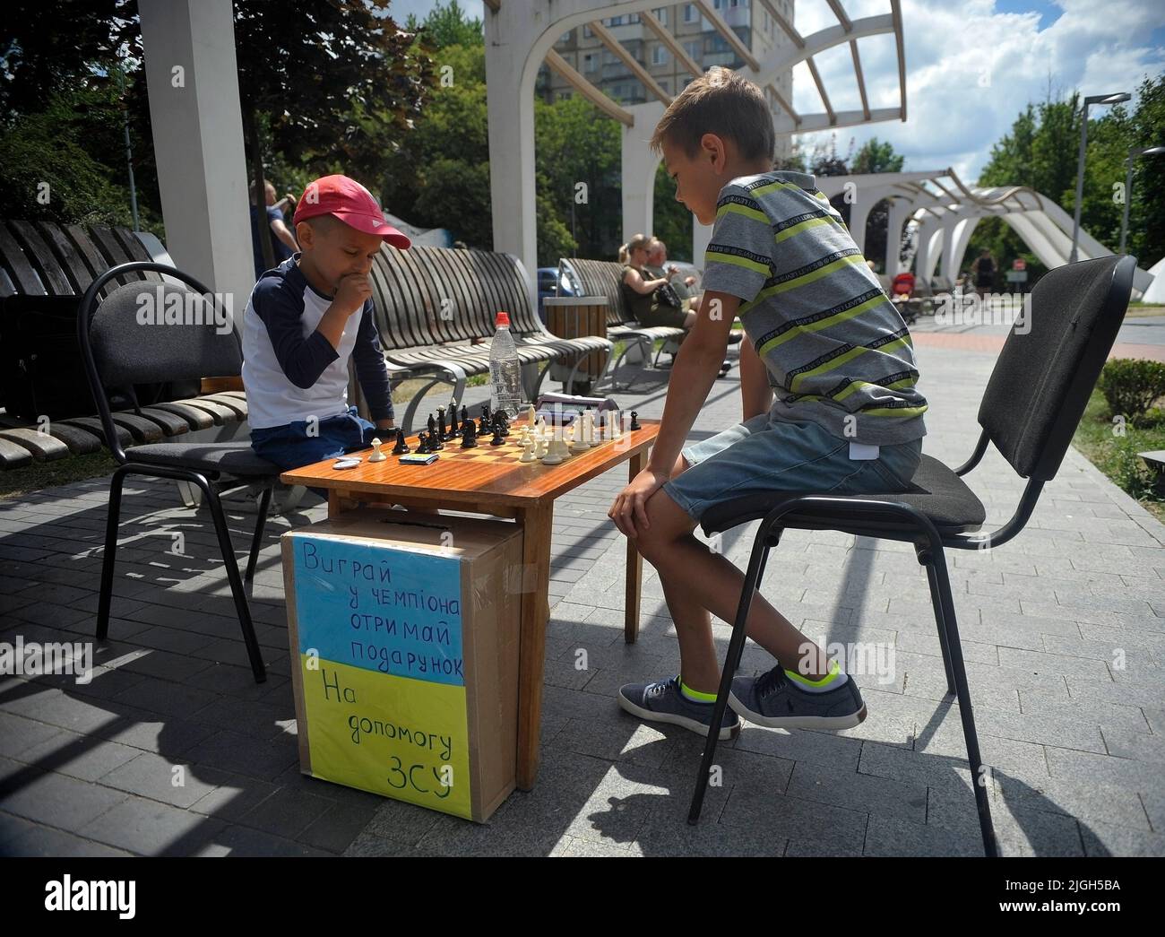 VINNYTSIA, UKRAINE - 10 JUILLET 2022 - Artem Kucher, un homme de cinq ans, joue avec un garçon lors d'un match d'échecs caritatif en faveur de l'Ukraine Banque D'Images