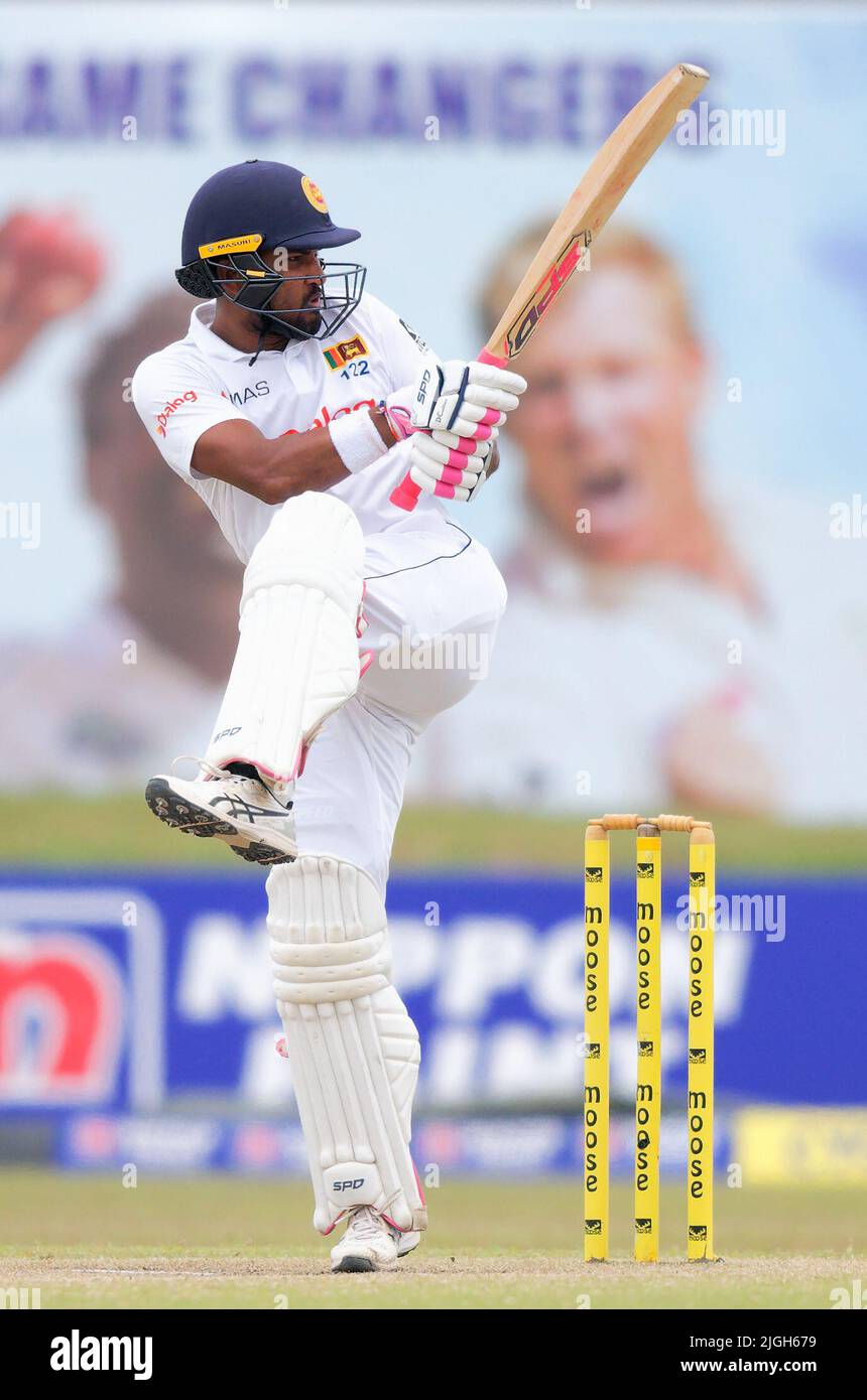 Galle, Sri Lanka. 11th juillet 2022. Dinesh Chandimal du Sri Lanka joue un tir pendant les 4th jours du match de cricket de 2nd entre le Sri Lanka et l'Australie au stade international de cricket de Galle, à Galle, le 11th juillet 2022. Viraj Kothalwala/Alamy Live News Banque D'Images