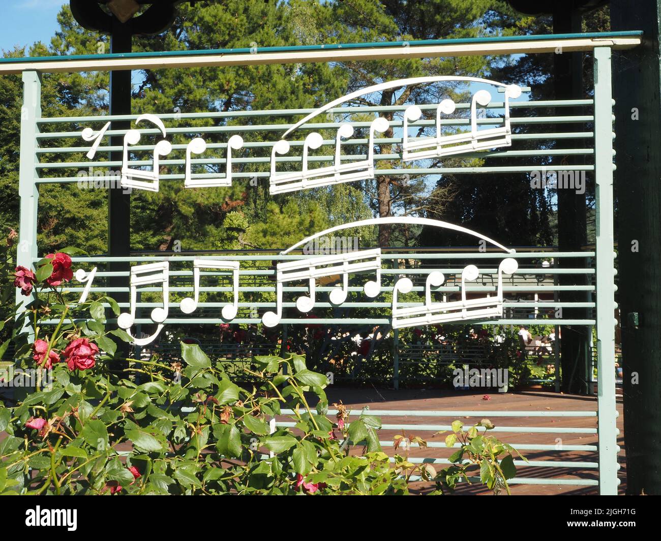 Entourez-vous d'un kiosque décoré de symboles de musique en feuille, Parade Gardens, Bath, Somerset Banque D'Images