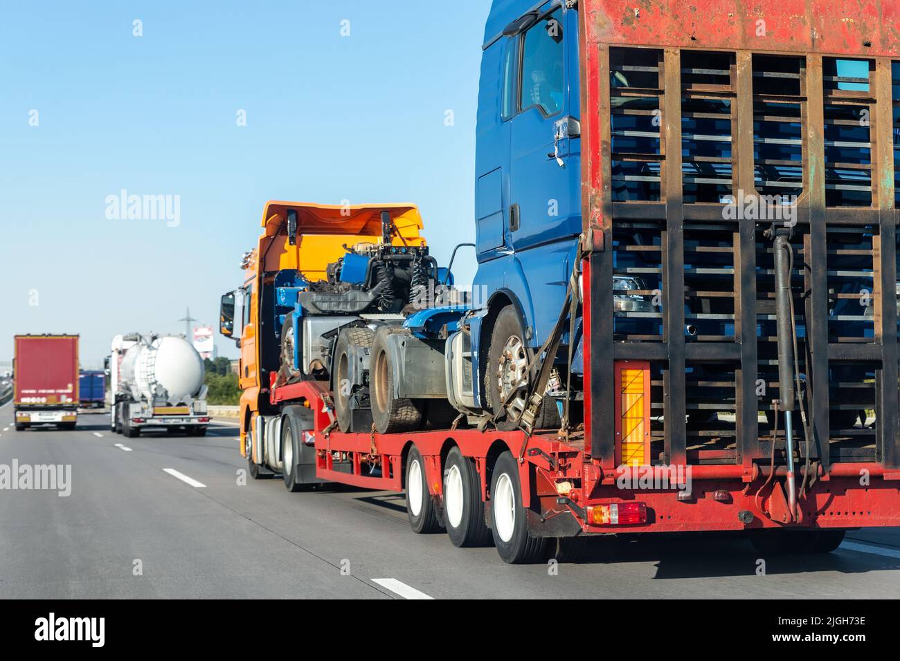 POV camion industriel lourd semi-remorque plate-forme de transport camion  de récupération épaté châssis et cabine sur route commune à Bright Photo  Stock - Alamy