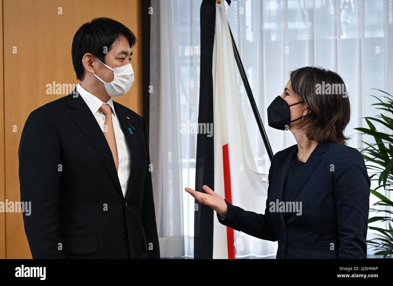 Tokio, Japon. 11th juillet 2022. Annalena Baerbock (Bündnis 90/Die Grünen), ministre des Affaires étrangères, rencontre Takayuki Kobayashi, ministre japonais de la sécurité économique. La ministre est en visite inaugurale au Japon. Credit: Britta Pedersen/dpa/Alay Live News Banque D'Images