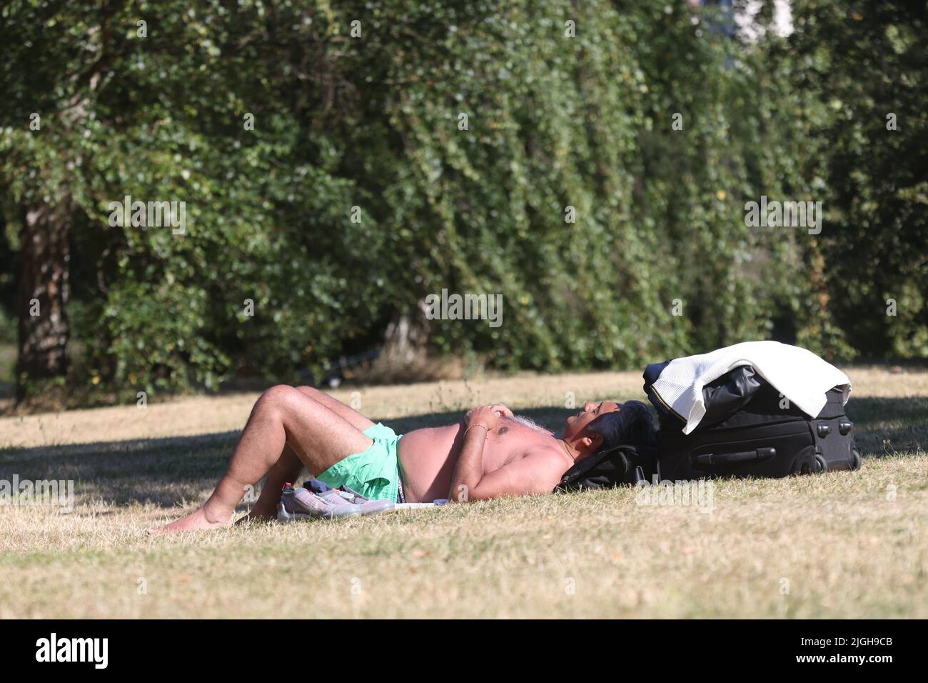 Un homme baignait de soleil à Hyde Park, à Londres, alors que les Britanniques sont sur le point de briller sur ce qui pourrait être le jour le plus chaud de l'année jusqu'à présent, avec des prévisions de températures pouvant atteindre 33C. Date de la photo: Lundi 11 juillet 2022. Banque D'Images
