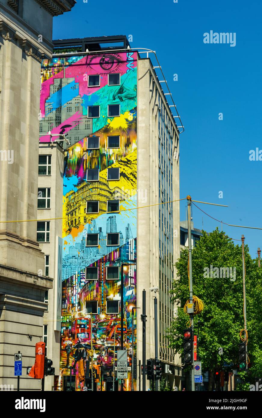 Fresque de l'artiste de rue Dan Kitchener illustrant la vie à Londres, sur le côté de l'hôtel NYX, Southampton Row WC1 (Holborn) Londres, Royaume-Uni Banque D'Images