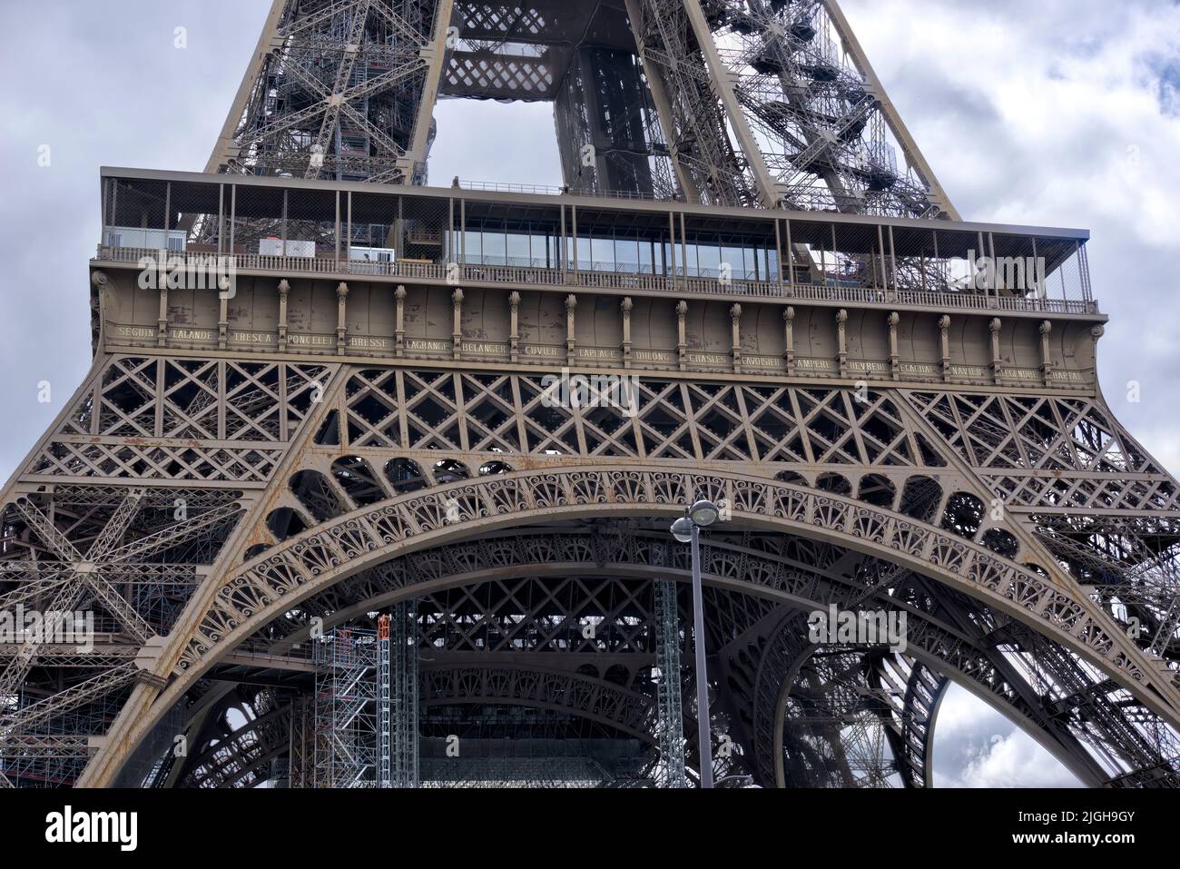 Paris, France - 26 mai 2022 : gros plan de la section de la Tour Eiffel avec des noms de scientifiques français Banque D'Images