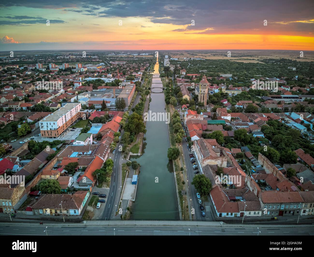 Vue aérienne sur la rive de la rivière Bega pendant un spectaculaire coucher de soleil orange. Photo de drone prise le 26th juin 2022, à Timisoara, comté de Timis, Roumanie. Banque D'Images