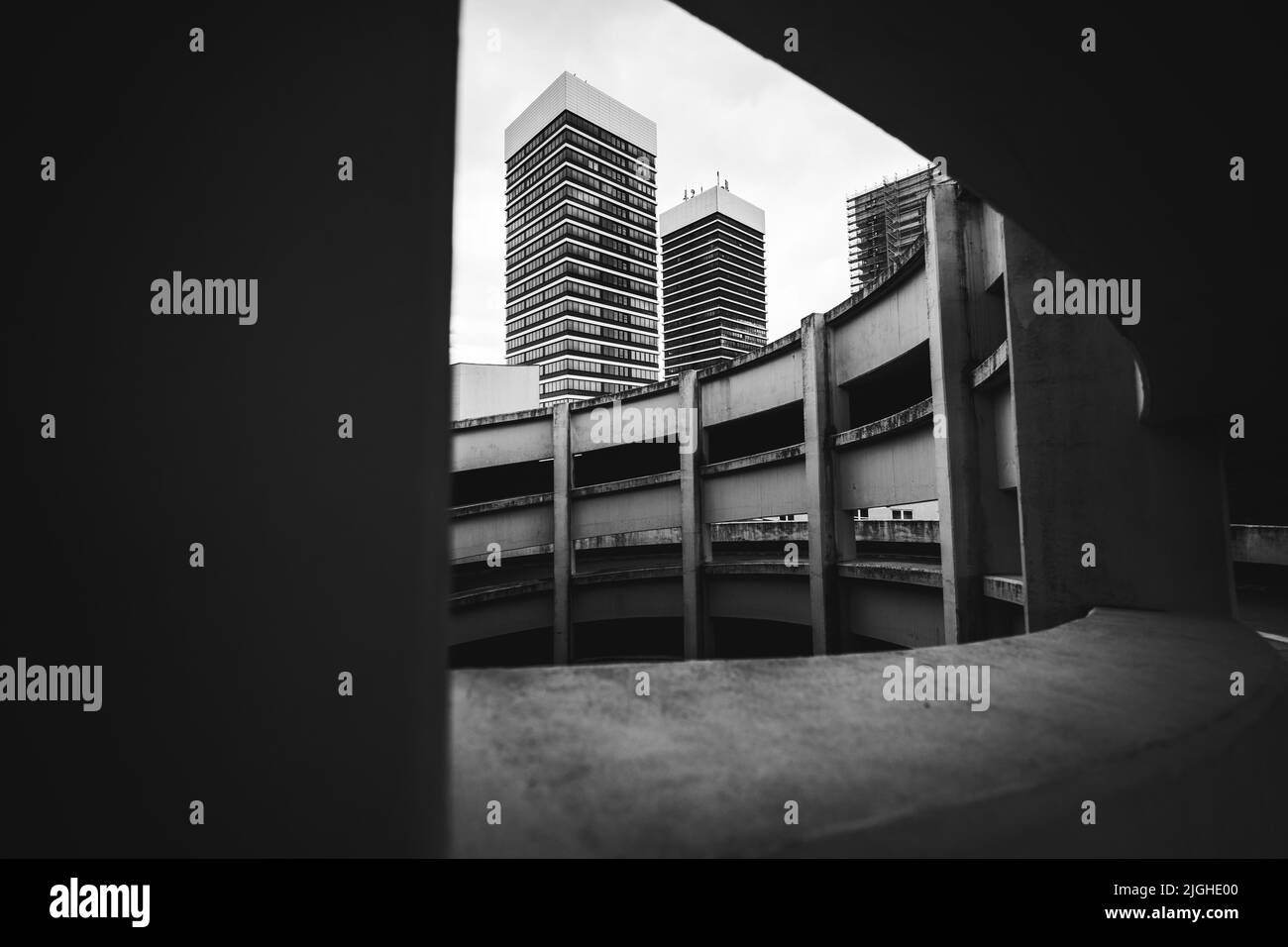 Garage avec tours dans le Backgro Banque D'Images