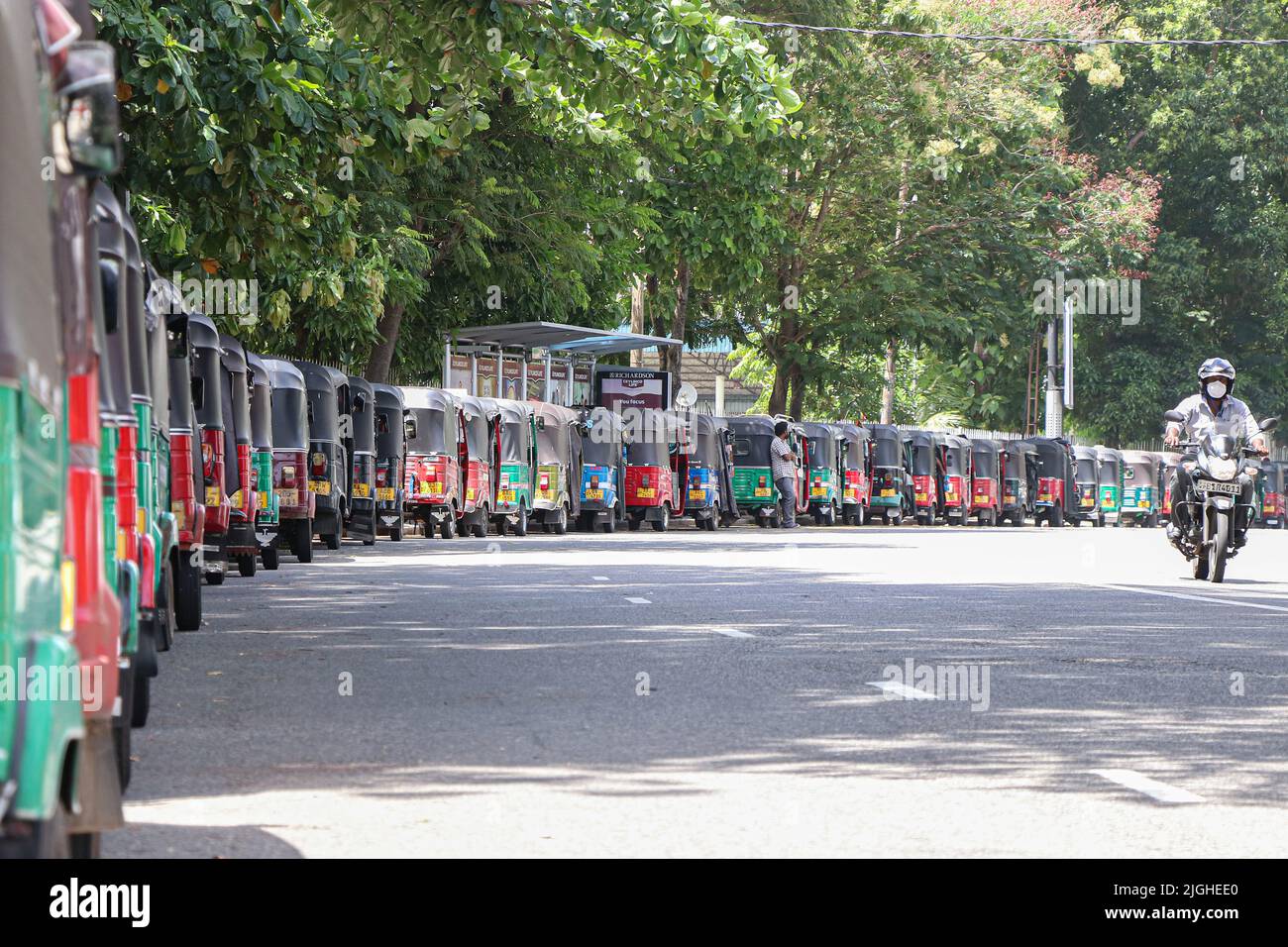 (7/4/2022) les chauffeurs attendent dans de longues files d'attente dans une station-service de la Indian Oil Corporation (IOC) à Colombo. (Photo de Saman Abesiriwardana/Pacific Press/Sipa USA) Banque D'Images