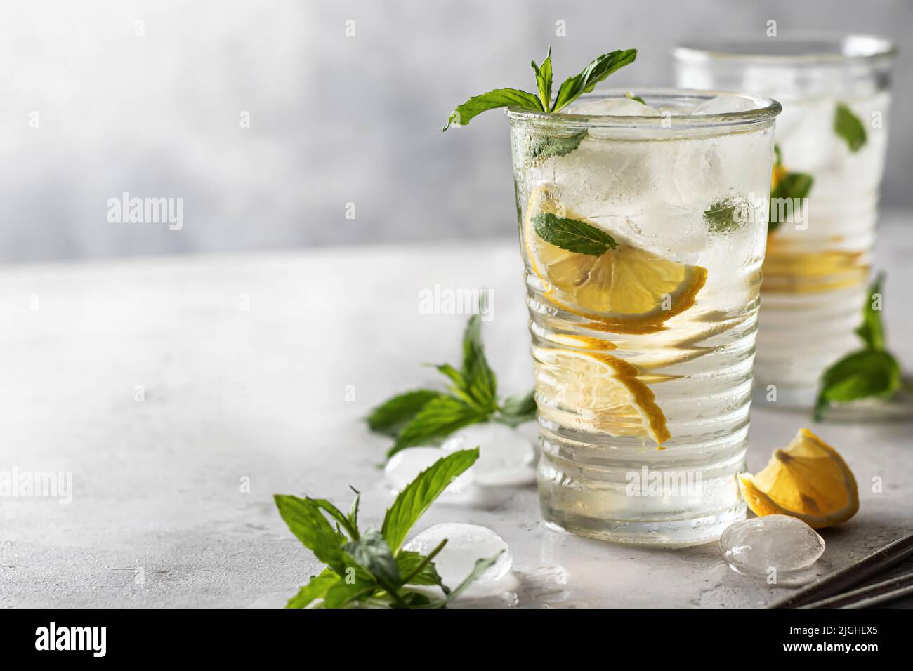 Limonade ou mojito cocktail au citron et à la menthe, boisson rafraîchissante glacée d'été avec espace de texte à gauche sur fond gris. Orientation de l'horisontal Banque D'Images