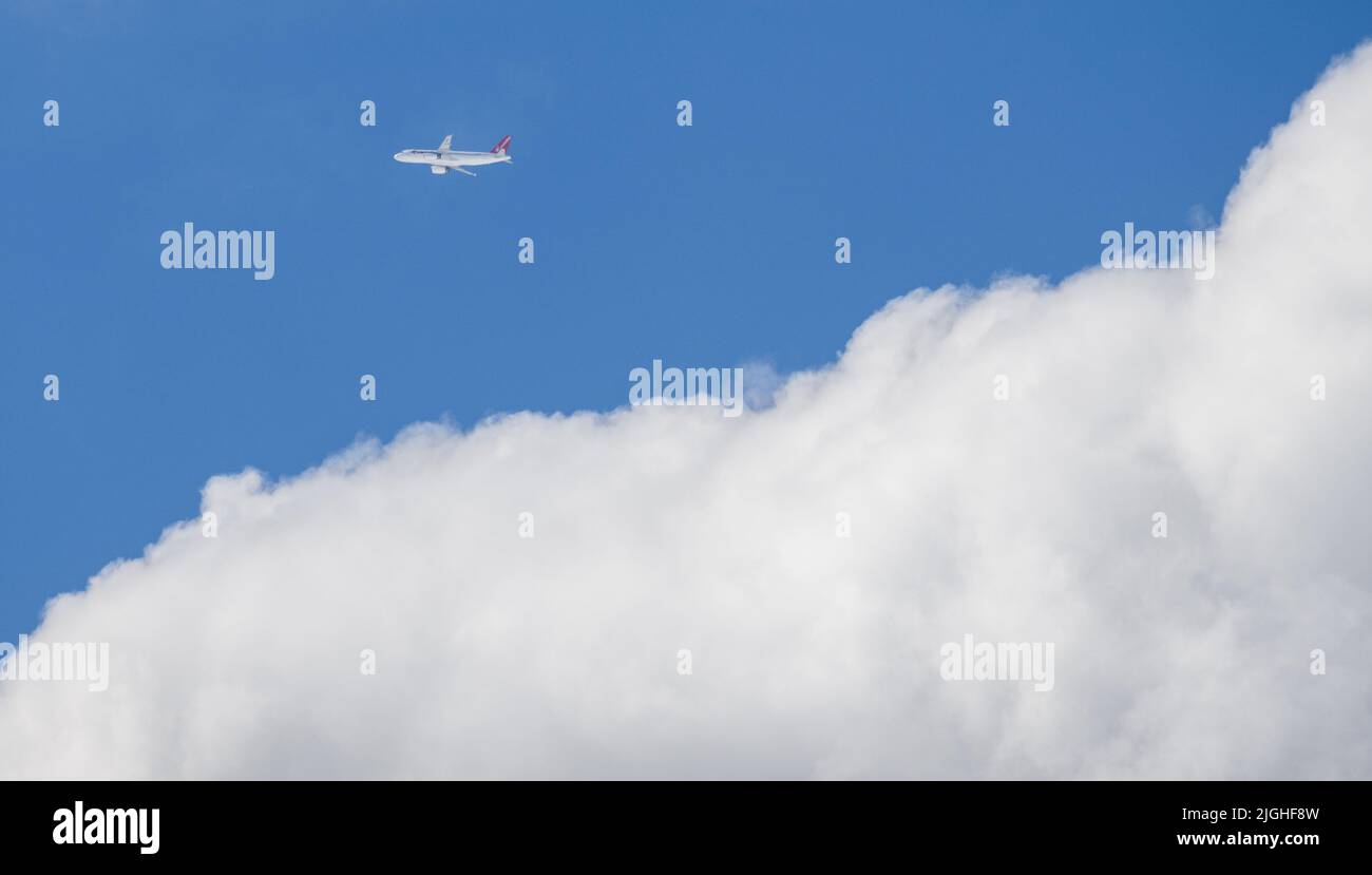 11 juillet 2022, Saxe, Dresde: Un avion de la compagnie aérienne turque Corendon Airlines vole dans le ciel au-dessus de Dresde. Photo: Robert Michael/dpa Banque D'Images