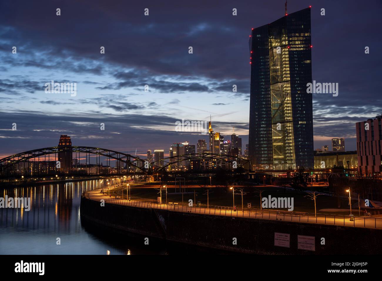 Blick auf die Europäische Zentral Bank BEI Nacht. Im hintergrund sieht man die Skyline von Frankfurt am main Banque D'Images