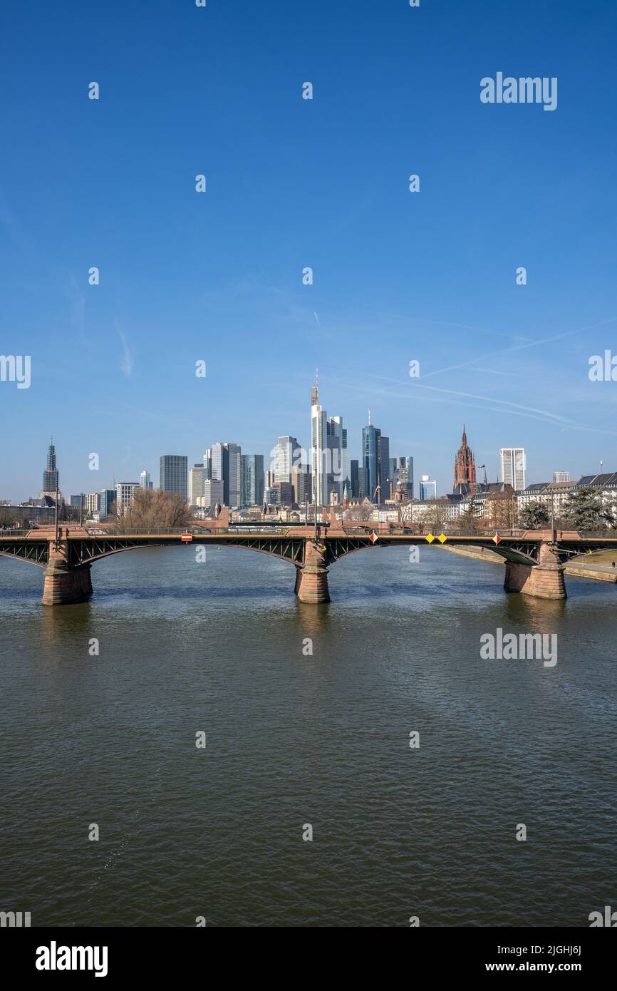 Blick von der Flößerbrücke auf die Skyline von Frankfurt am main BEI besten Frühlingswetter Banque D'Images