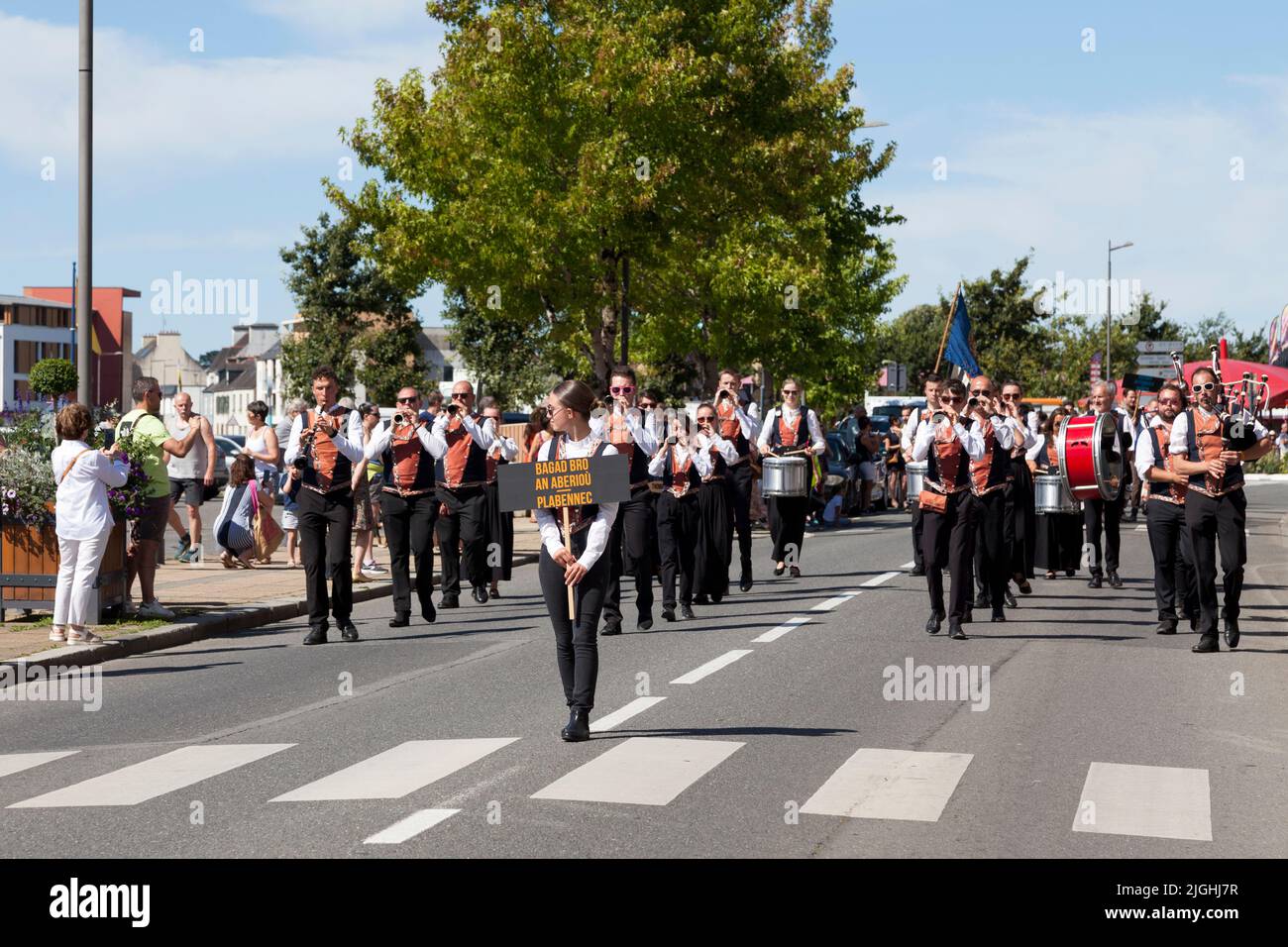 Landerneau, France - 10 juillet 2022: Musiciens du Bagdad bro an Aberioù de Plabennec pendant le festival kann an loar. Banque D'Images