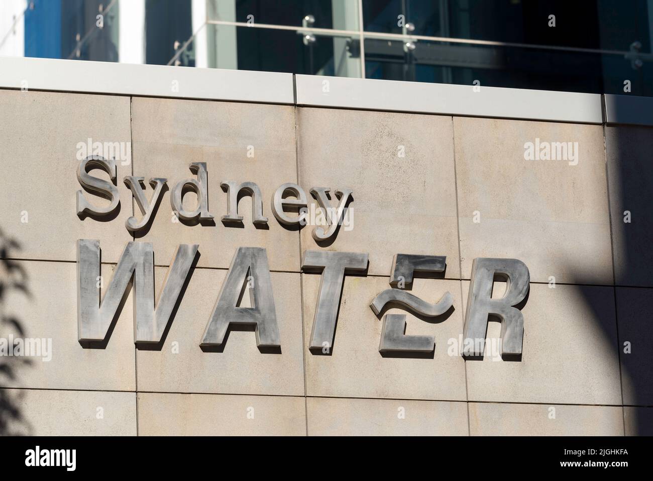 Le logo Sydney Water se trouve sur le côté d'un bâtiment dans la ville de Parramatta, à l'ouest de Sydney, en Australie Banque D'Images