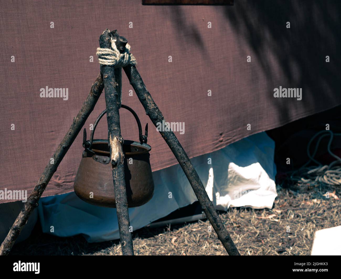 ancien chou-fleur en métal pour la cuisine du camp médiéval Banque D'Images