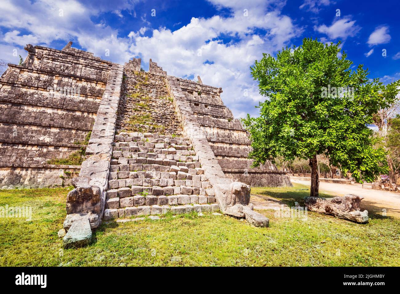 Chichen Itza, Mexique. Ossuaire, la Maison des os ou la tombe du souverain Sacrificateur avec de belles têtes de serpent à la base. Banque D'Images