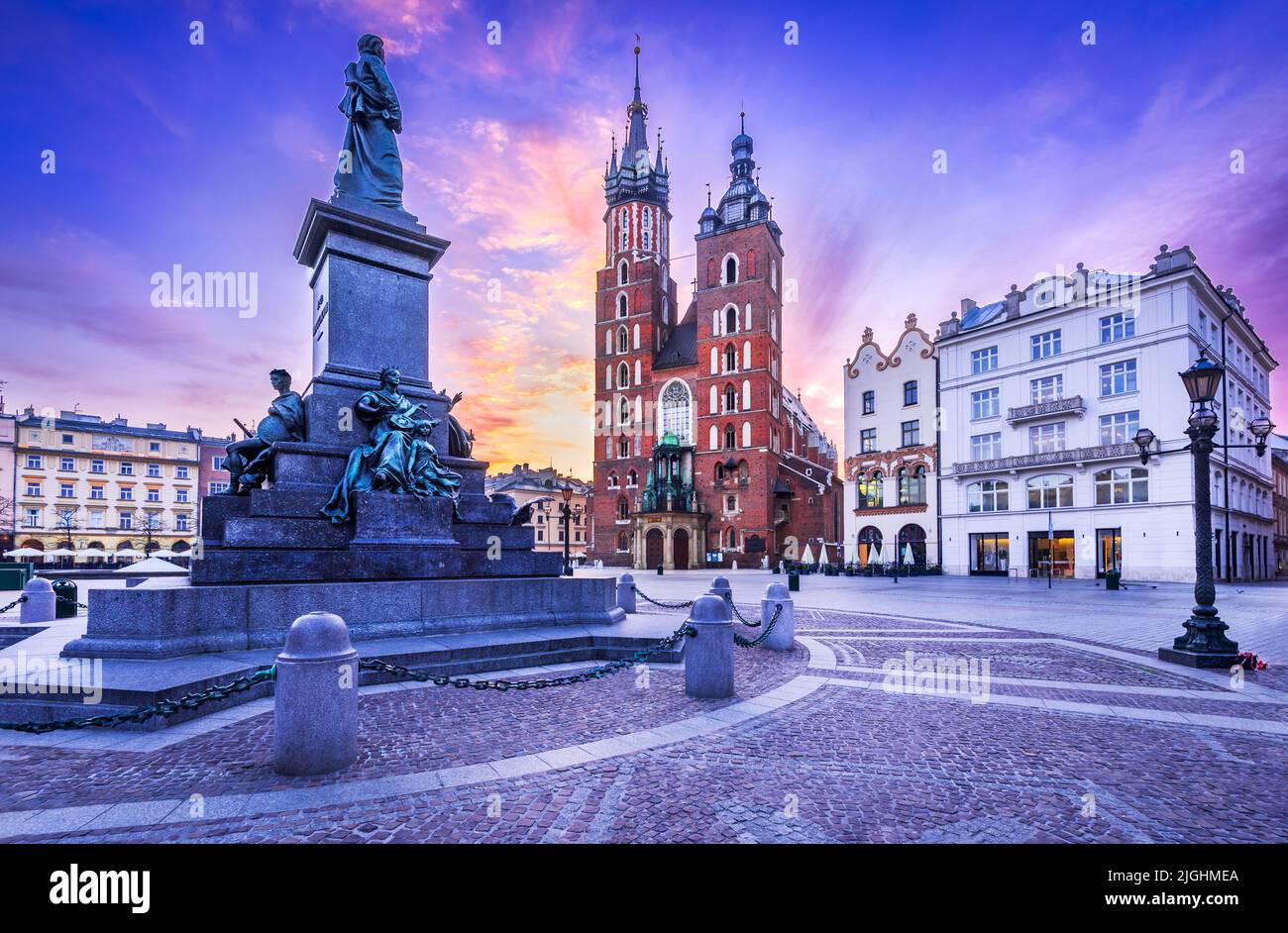 Cracovie, Pologne. Magnifique lever de soleil coloré avec Ryenek Square centre-ville historique de Cracovie. Banque D'Images
