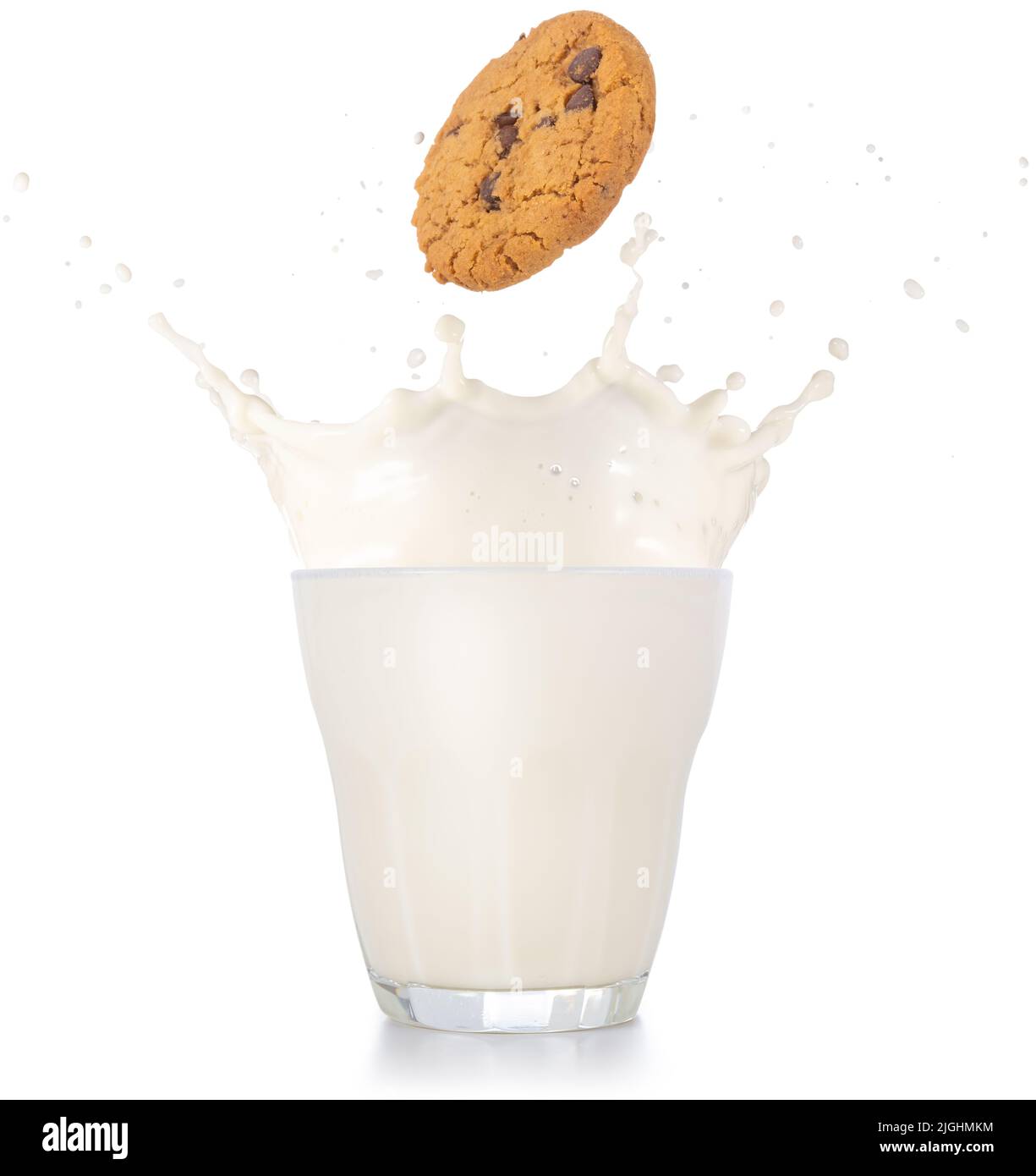 cookie de chocolat tombant dans un verre de lait éclaboussant isolé sur fond blanc Banque D'Images