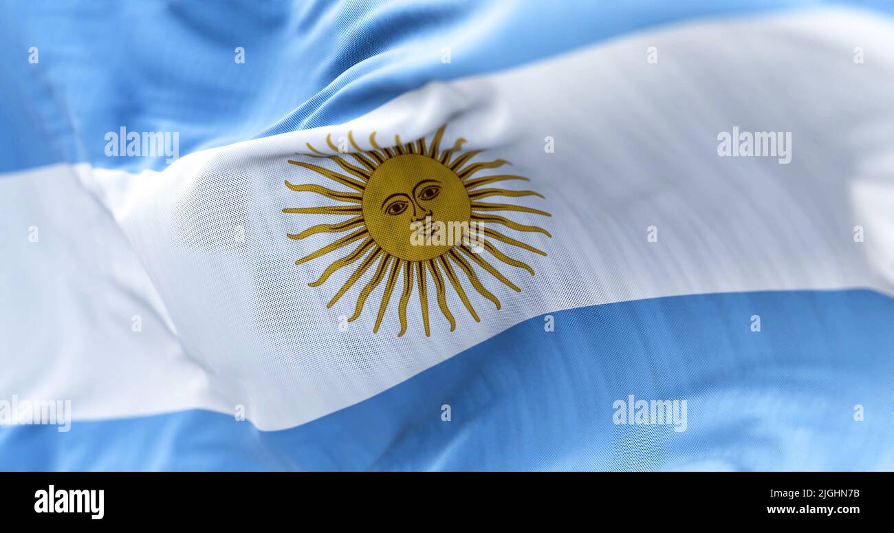 Vue rapprochée du drapeau national de la République Argentine. Pays sud-américain. Tribande horizontale bleu clair (haut et bas) et blanc avec Banque D'Images
