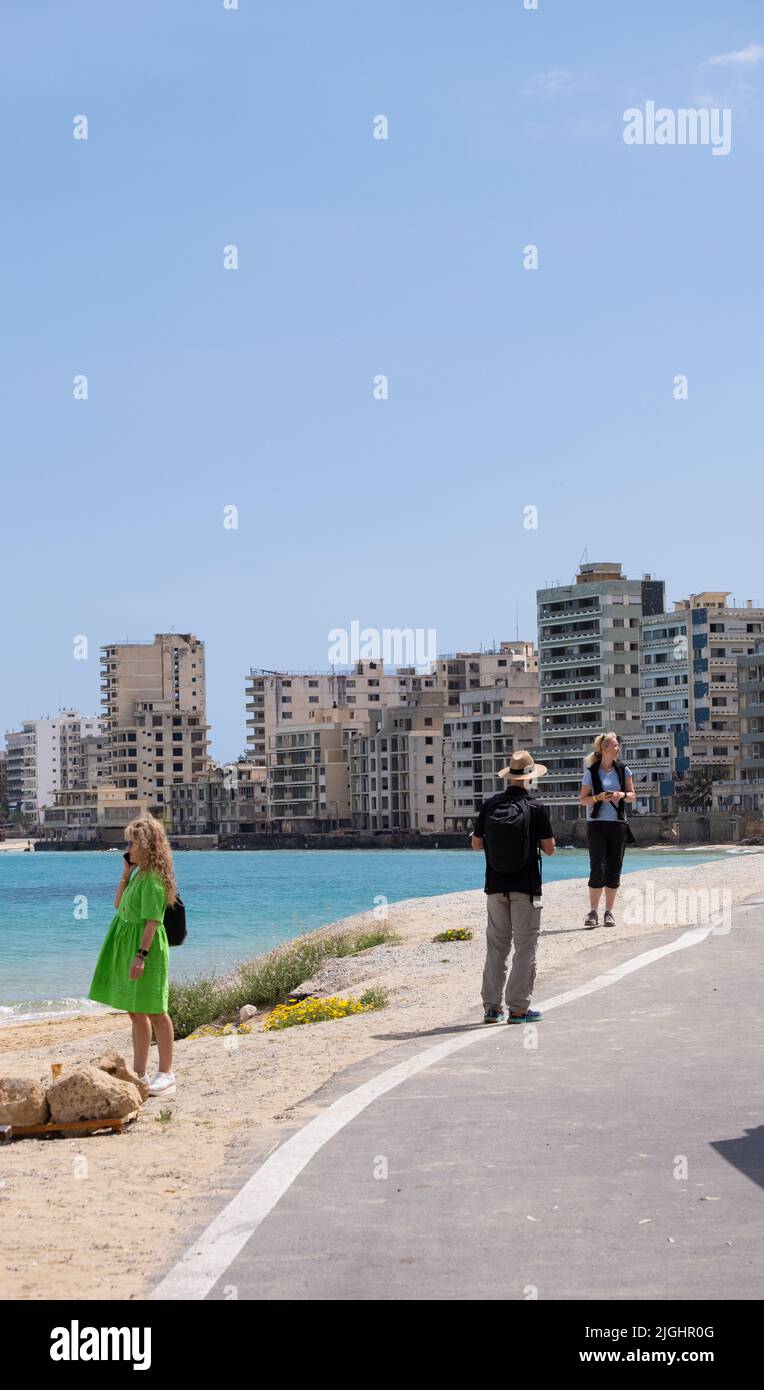 Famagusta, Chypre - 20 avril 2022 : les gens contemplent la plage de la ville abandonnée de la ville fantôme de Varosha Famagusta par une journée ensoleillée. Banque D'Images
