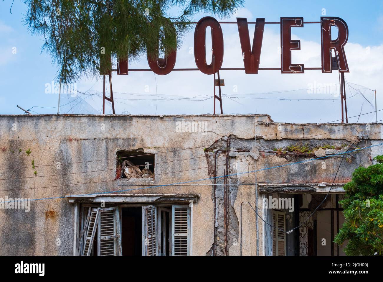 Famagusta, Chypre - 20 avril 2022: Vue de rue de l'agence Hoover abandonnée bâtiment dans la ville fantôme de Varosha, Famagusta Banque D'Images