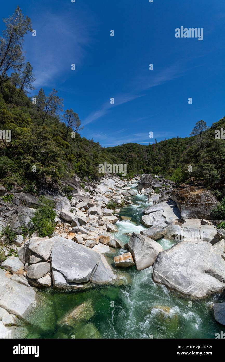La rivière Yuba en Californie et son lit rocheux. Banque D'Images
