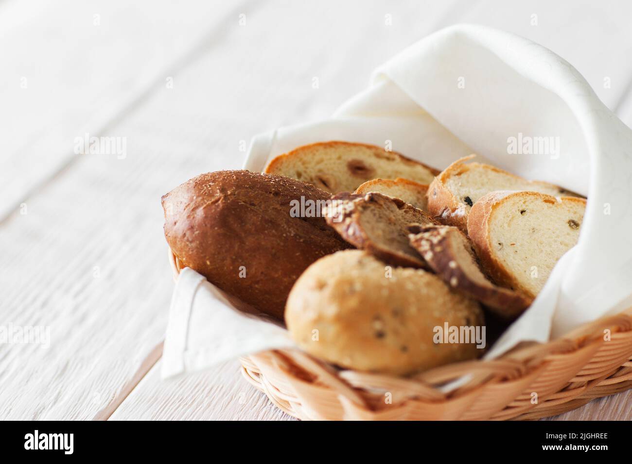 Assortiment de pain frais, fond en bois blanc Banque D'Images