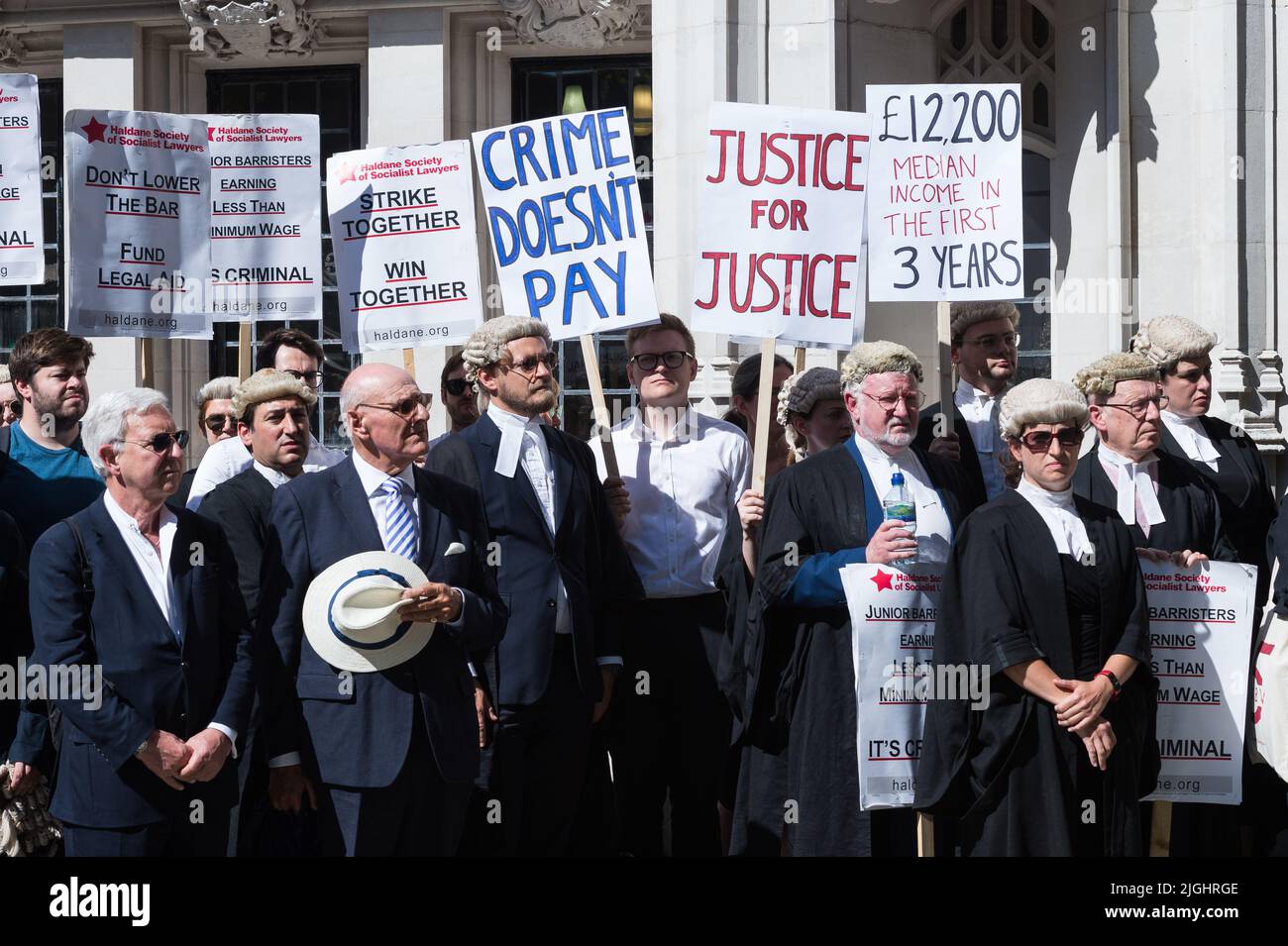 Londres, Royaume-Uni. 11th juillet 2022. Les barristers criminels, portant des robes de chambre et des perruques, se rassemblent devant la Cour suprême pour un rassemblement alors qu'ils entamera une troisième semaine de grève par rapport au salaire avec un écart de quatre jours. Les membres de l'Association du Barreau criminel demandent au gouvernement une augmentation de 25% des frais d'aide juridique pour représenter les personnes qui ne peuvent pas se permettre les avocats comme en vertu des taux de rémunération actuels certains avocats juniors font moins que le salaire minimum horaire. Crédit: Wiktor Szymanowicz/Alamy Live News Banque D'Images