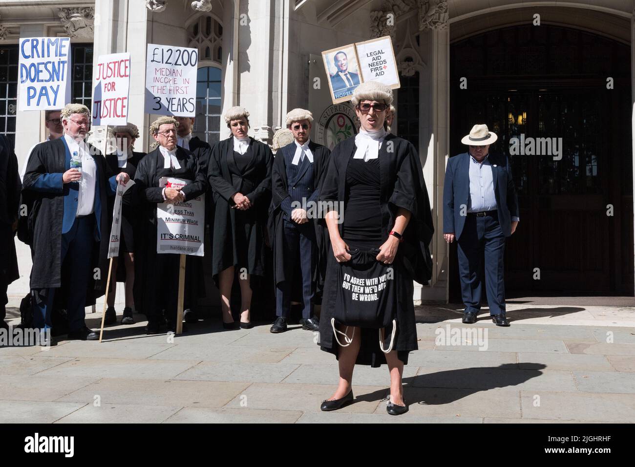 Londres, Royaume-Uni. 11th juillet 2022. Les barristers criminels, portant des robes de chambre et des perruques, se rassemblent devant la Cour suprême pour un rassemblement alors qu'ils entamera une troisième semaine de grève par rapport au salaire avec un écart de quatre jours. Les membres de l'Association du Barreau criminel demandent au gouvernement une augmentation de 25% des frais d'aide juridique pour représenter les personnes qui ne peuvent pas se permettre les avocats comme en vertu des taux de rémunération actuels certains avocats juniors font moins que le salaire minimum horaire. Crédit: Wiktor Szymanowicz/Alamy Live News Banque D'Images