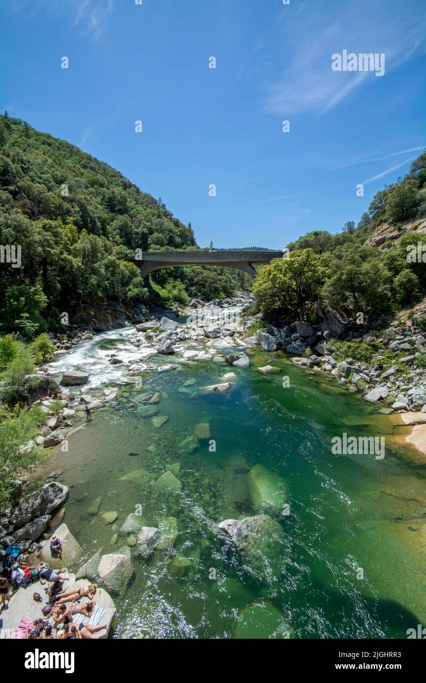 La rivière Yuba en Californie et son lit rocheux. Banque D'Images