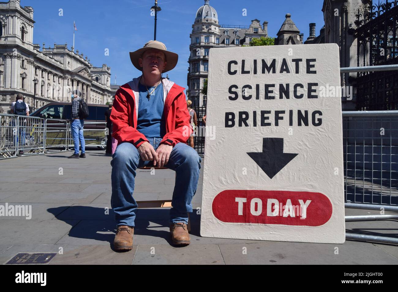 Londres, Royaume-Uni. 11th juillet 2022. Angus Rose siège à l'extérieur du Parlement avant la réunion d'information sur le climat d'urgence de Sir Patrick Vallance, conseiller scientifique en chef du gouvernement britannique. Angus avait passé 37 jours à la grève de la faim à l'extérieur du Parlement, demandant la tenue de la réunion d'information. Il a été annoncé que seulement 10 % des députés se sont inscrits à la séance d'information. Credit: Vuk Valcic/Alamy Live News Banque D'Images