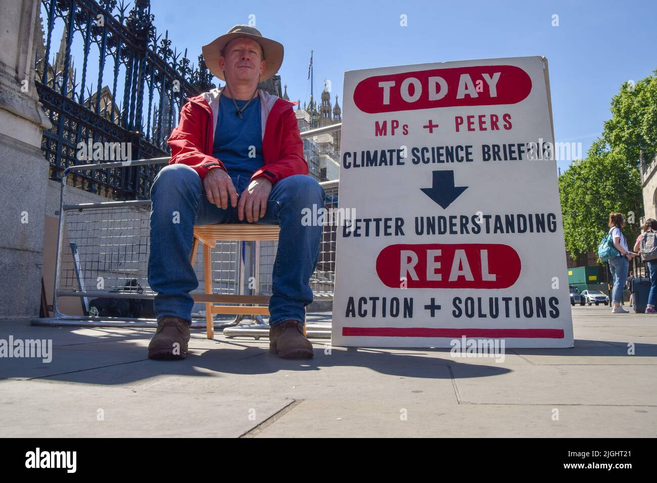 Londres, Royaume-Uni. 11th juillet 2022. Angus Rose siège à l'extérieur du Parlement avant la réunion d'information sur le climat d'urgence de Sir Patrick Vallance, conseiller scientifique en chef du gouvernement britannique. Angus avait passé 37 jours à la grève de la faim à l'extérieur du Parlement, demandant la tenue de la réunion d'information. Il a été annoncé que seulement 10 % des députés se sont inscrits à la séance d'information. Credit: Vuk Valcic/Alamy Live News Banque D'Images