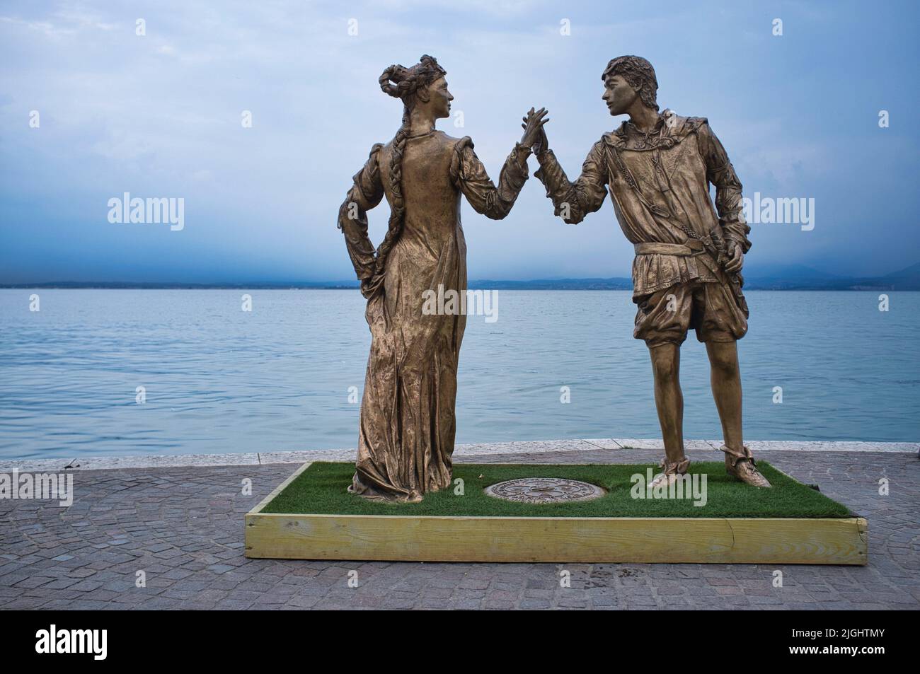 28 mai 20218 Lazise, Italie : une statue de Roméo et Juliette en