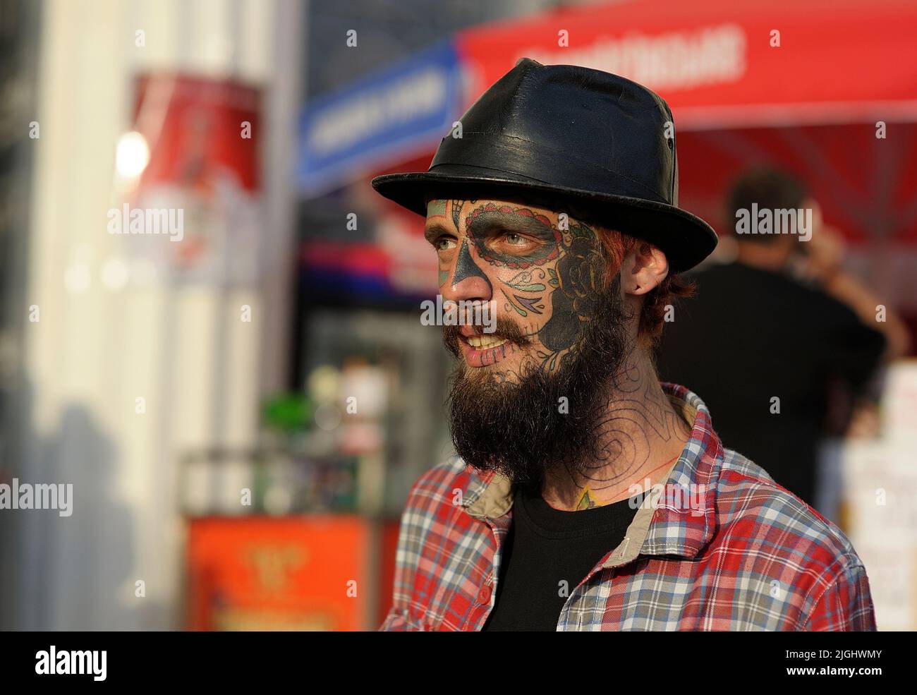 Portrait d'un jeune homme barbu dans un chapeau, tatouage artistique visage. 19 mai 2019. Kiev, Ukraine Banque D'Images