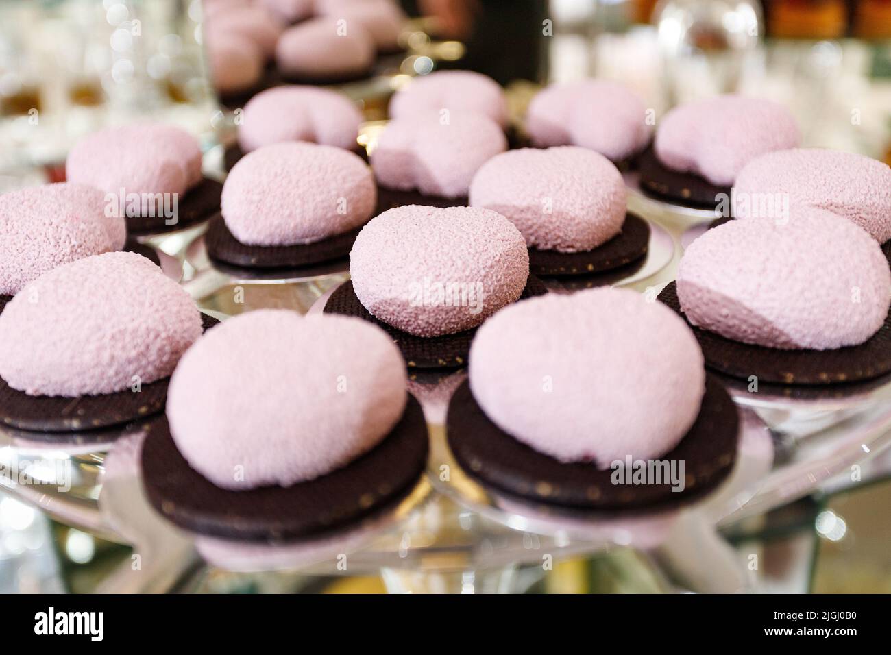 Des desserts frais, appétissants, doux et modernes sont servis sur une table de buffet festive décorée Banque D'Images