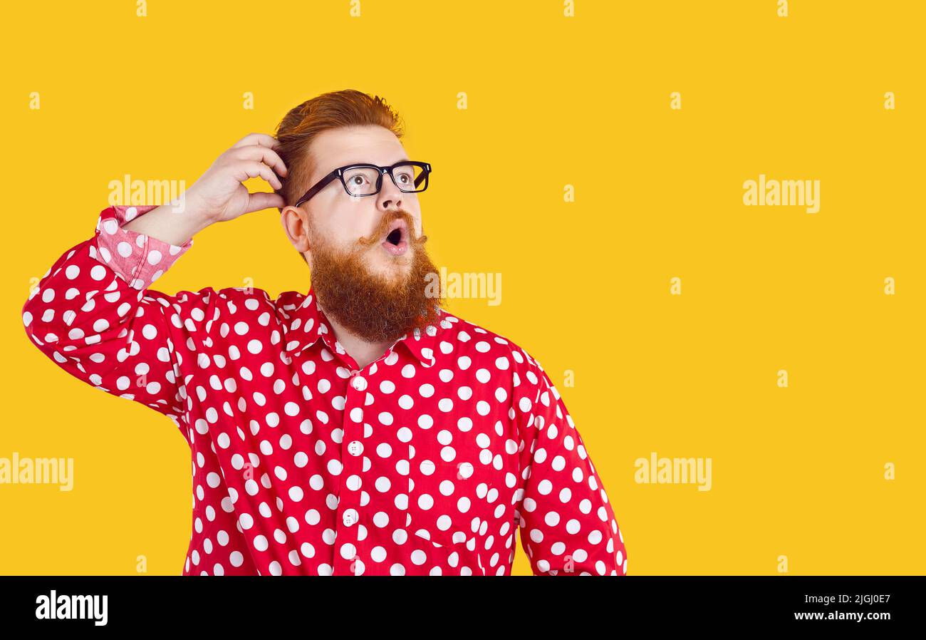 Barbu chubby homme avec l'expression du visage choqué et stupéfié sur fond orange. Banque D'Images