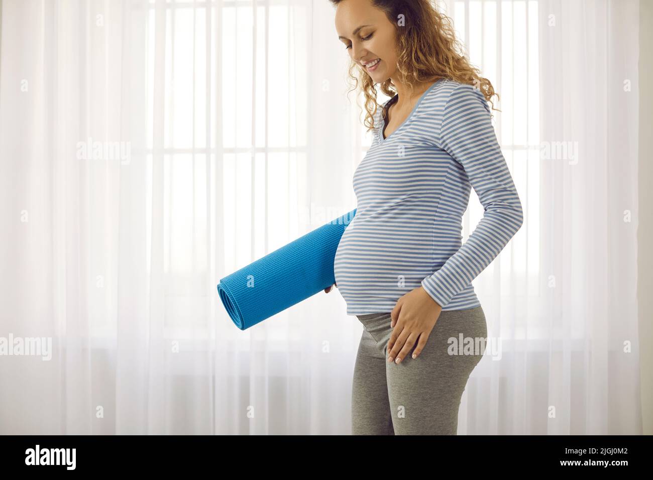 La femme enceinte suit un mode de vie sain pendant la grossesse Banque D'Images