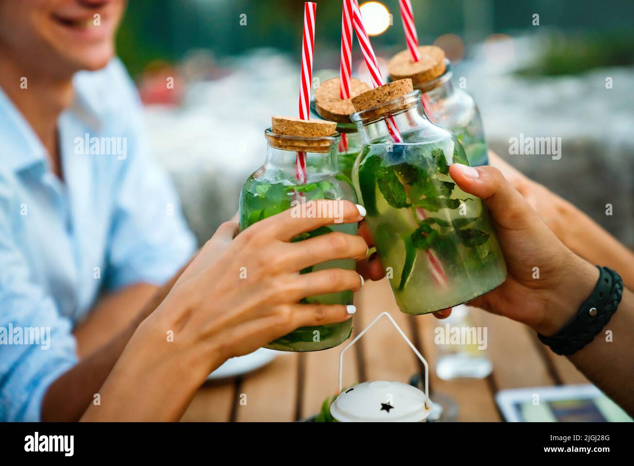 Loisirs vacances personnes de vacances et concept de nourriture. Des amis heureux dînant à la fête d'été Banque D'Images