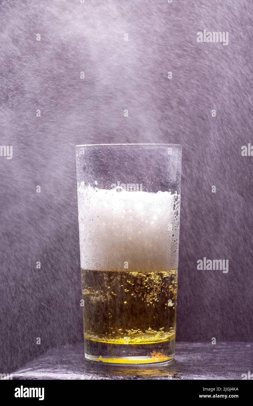 Un verre de bière fraîche avec de la mousse et des bulles dans le spray. Oktoberfestbier Banque D'Images