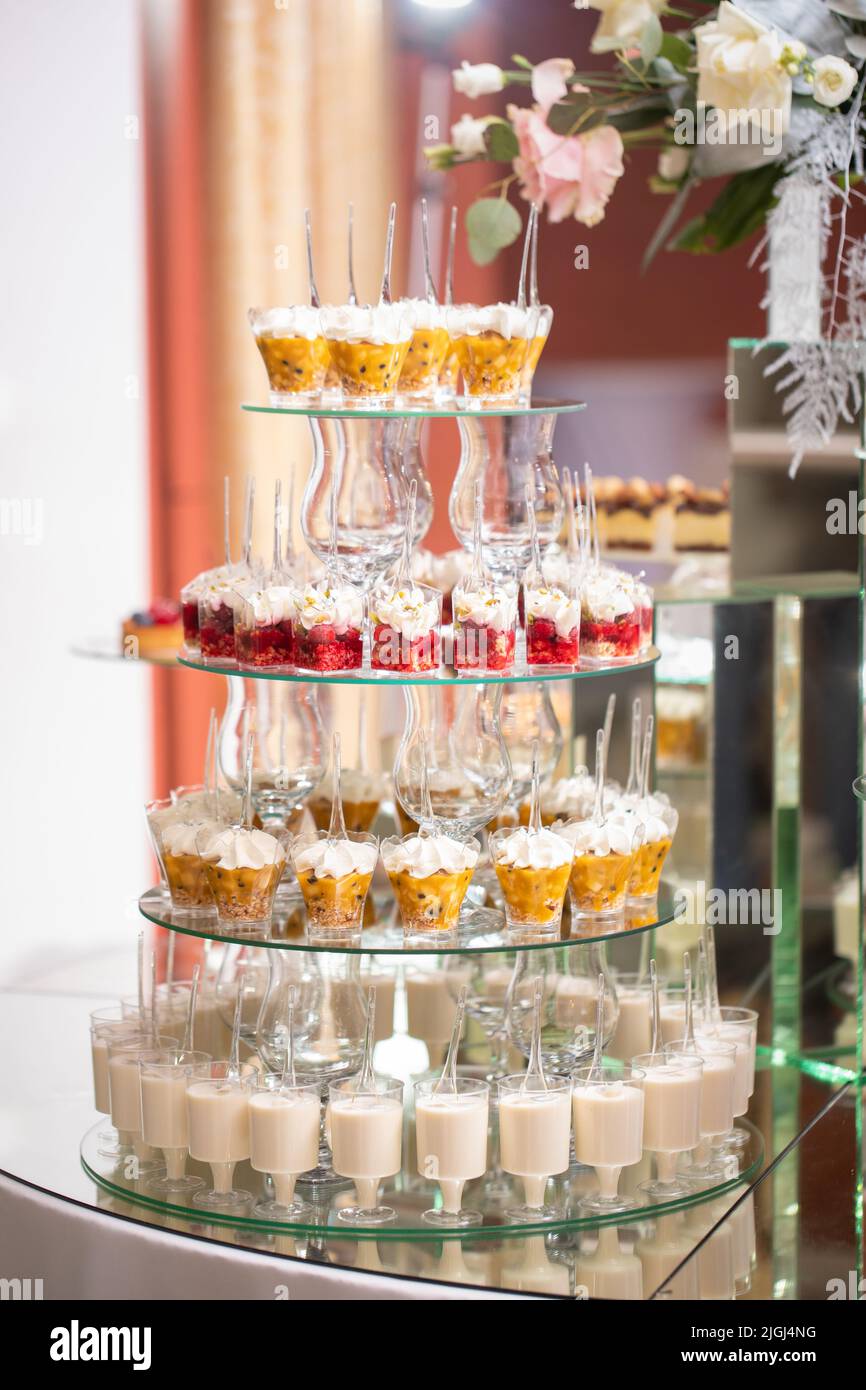 Table de bar de Noël avec petits gâteaux et autres desserts servis Banque D'Images