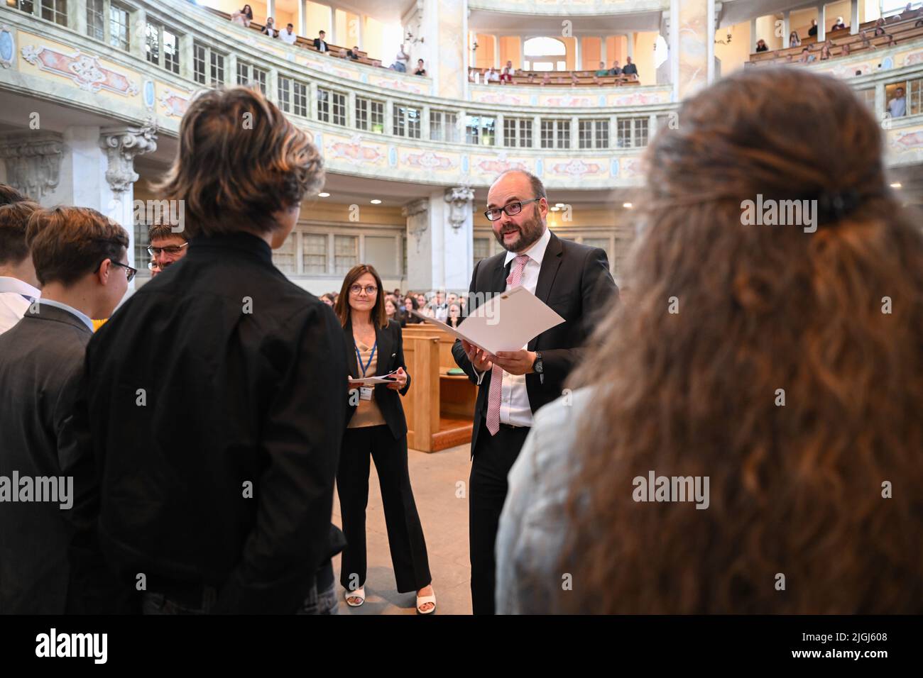 Dresde, Allemagne. 11th juillet 2022. Christian Piwarz (CDU), ministre de l'éducation de Saxe, rend hommage aux meilleurs diplômés du secondaire de la Frauenkirche. Pour le prix spécial, le certificat doit indiquer une note de 1 dans les matières fondamentales de l'allemand, des mathématiques et de l'anglais, ainsi que dans au moins dix autres matières; aucune note dans les matières restantes ne peut être pire que 2. Crédit : Robert Michael/dpa/Alay Live News Banque D'Images