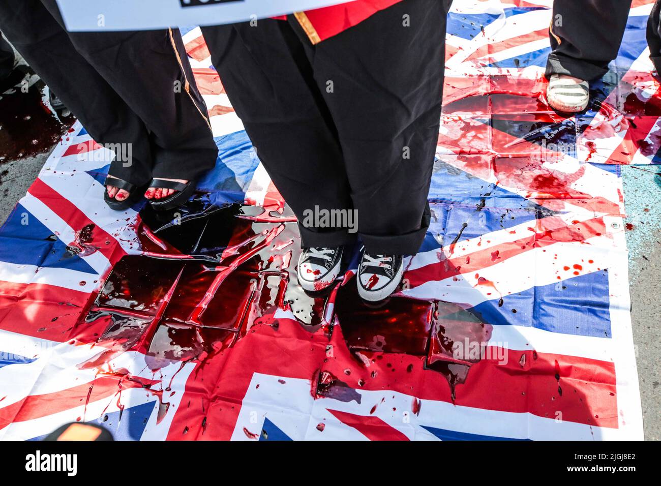 Londres 11 juillet 2022 l'activiste PETA a organisé une manifestation, versant du faux sang sur theit =r fake Bearskins chapeaux, dans le pont de Westminster contre le mod tuant des ours, une peau d'ours est nécessaire pour faire un chapeau busby pour les soldats Grenadier.Paul Quezada-Neiman/Alay Live News Banque D'Images