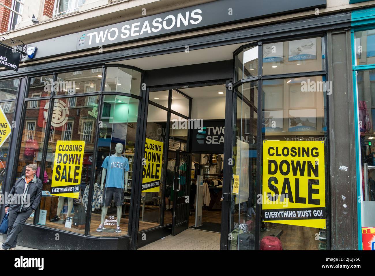 La boutique de vêtements Two Seasons ferme ses soldes High Street Lincoln 2022 Banque D'Images