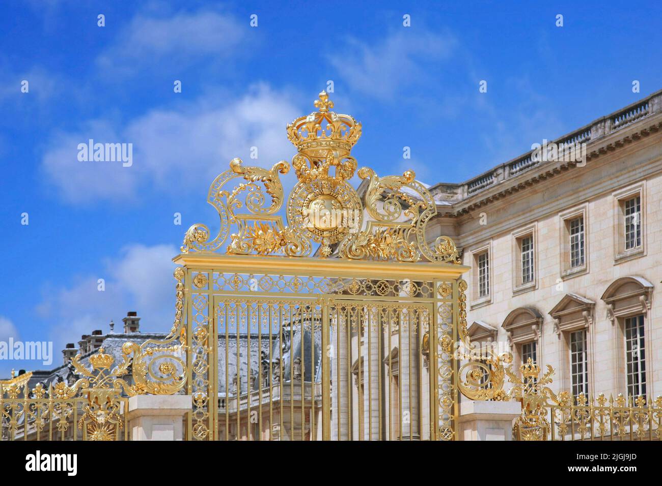Porte dorée avec couronne, entrée à l'ancien palais royal de Versailles Banque D'Images
