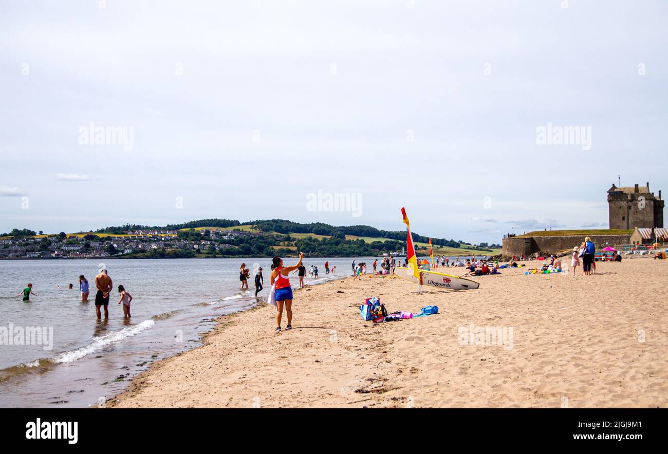 Dundee, Tayside, Écosse, Royaume-Uni. 11th juillet 2022. Météo au Royaume-Uni : la température dans le nord-est de l'Écosse a atteint 24°C. Le beau temps d'été a attiré les amateurs de plage et les baigneurs de soleil à la plage de Dundee Broughty Ferry pour profiter du soleil chaud de juillet. Crédit : Dundee Photographics/Alamy Live News Banque D'Images