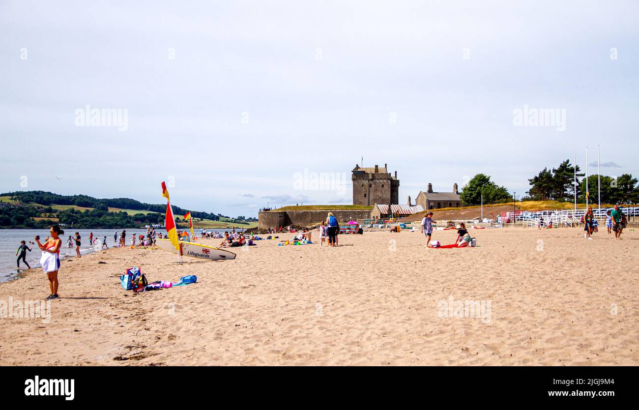 Dundee, Tayside, Écosse, Royaume-Uni. 11th juillet 2022. Météo au Royaume-Uni : la température dans le nord-est de l'Écosse a atteint 24°C. Le beau temps d'été a attiré les amateurs de plage et les baigneurs de soleil à la plage de Dundee Broughty Ferry pour profiter du soleil chaud de juillet. Crédit : Dundee Photographics/Alamy Live News Banque D'Images