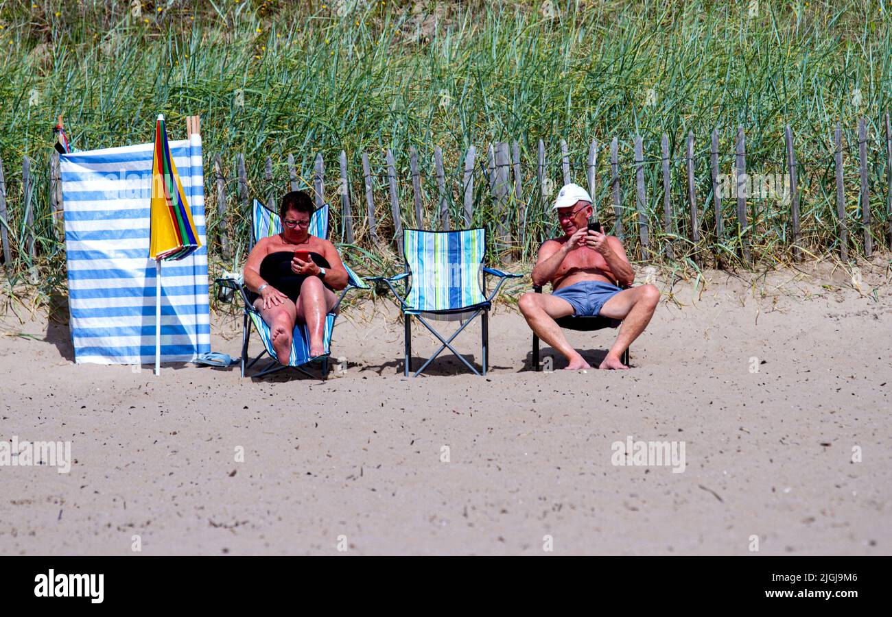 Dundee, Tayside, Écosse, Royaume-Uni. 11th juillet 2022. Météo au Royaume-Uni : la température dans le nord-est de l'Écosse a atteint 24°C. Le beau temps d'été a attiré les amateurs de plage et les baigneurs de soleil à la plage de Dundee Broughty Ferry pour profiter du soleil chaud de juillet. Crédit : Dundee Photographics/Alamy Live News Banque D'Images